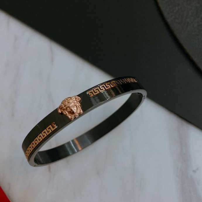 Picture of Versace Bracelet _SKUVersacebracelet12cly3016740